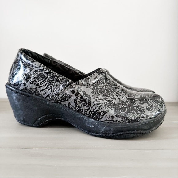 Nurse Mates Women's Bryar Black Gray Paisley Patent sz 8.5 - Picture 4 of 11